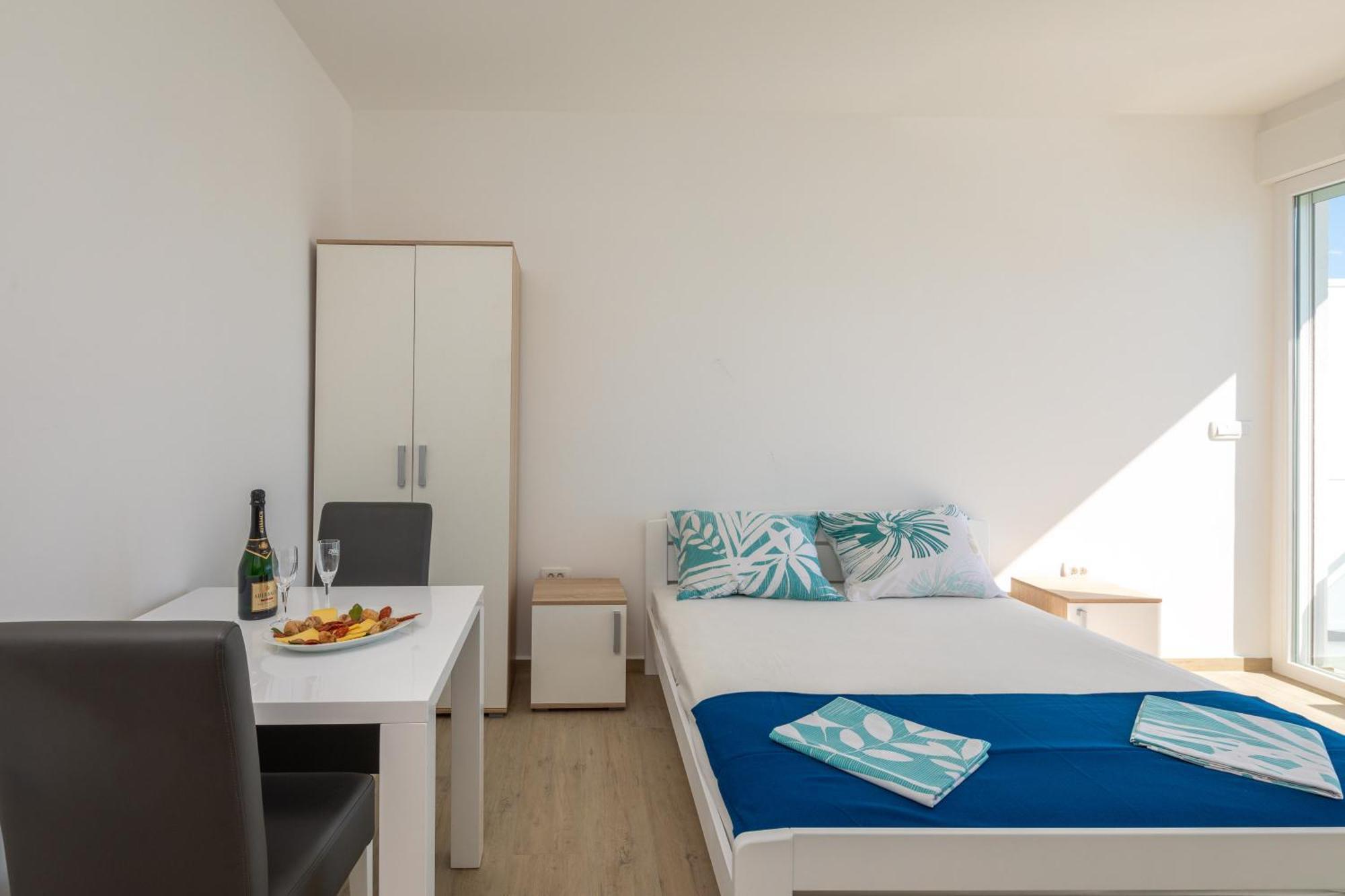 Blue Wonder Apartments Dugi Rat Room photo